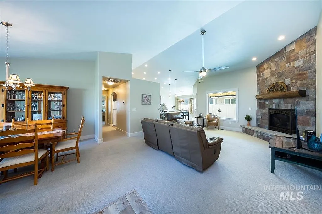 4 bed, 2.5 bath, 2446 sqft, $2,600 — Photo 4