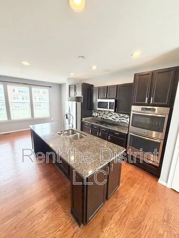 3 bed, 2.0 bath, 1216 sqft, $3,400 — Photo 2