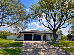 6603 Chaucer Rd, Willowbrook, IL 60527