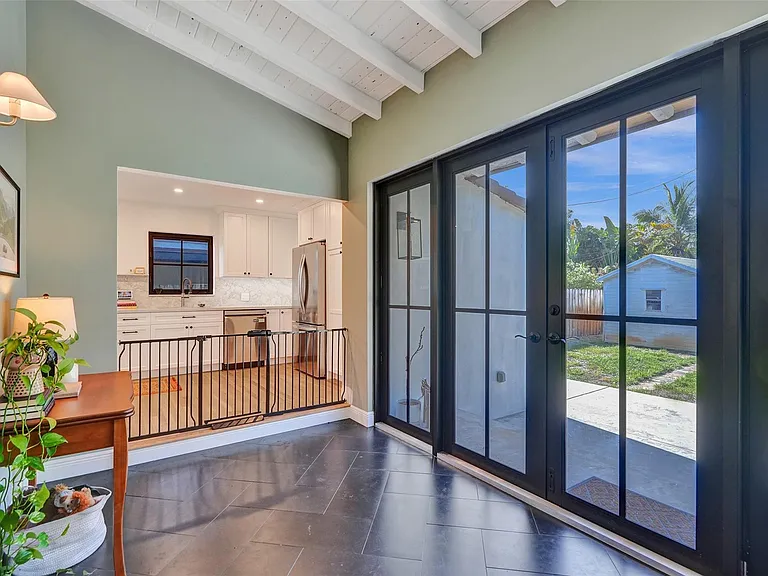 807 SW 18th St — Photo 23