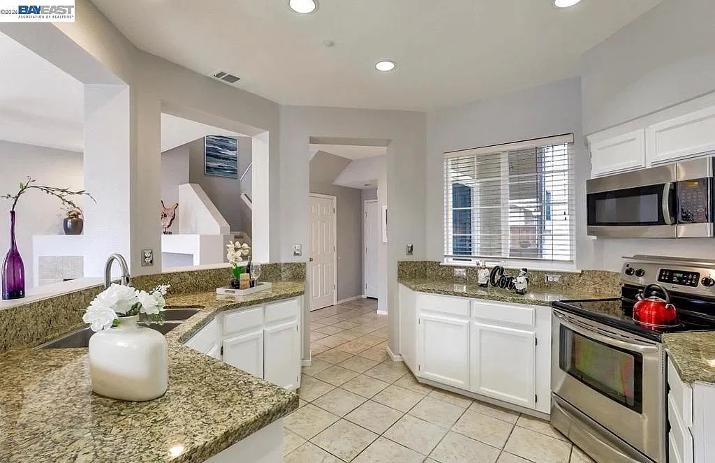 3 bed, 2.5 bath, 1387 sqft, $3,950 — Photo 4
