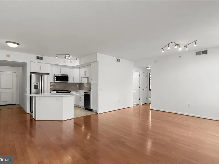 1021 Garfield St #905 — Photo 4
