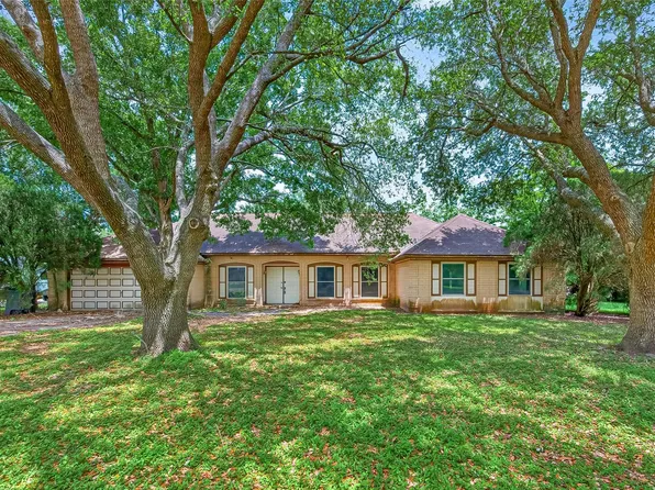 1 Shantilly Ln, Bay City, TX 77414