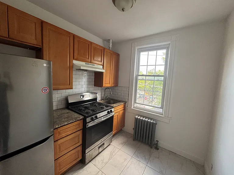 330 Van Duzer St #2 — Photo 5