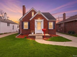 1857 Roslyn Rd, Grosse Pointe Woods, MI 48236
