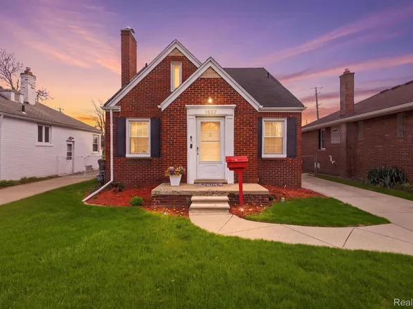 1857 Roslyn Rd, Grosse Pointe Woods, MI 48236