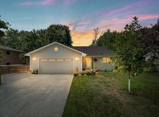 4725 Upland Ln N, Plymouth, MN 55446