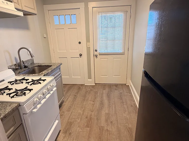175 Florence St #2R — Photo 2