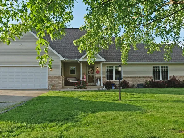 29 N Deer Lk, Villa Grove, IL 61956