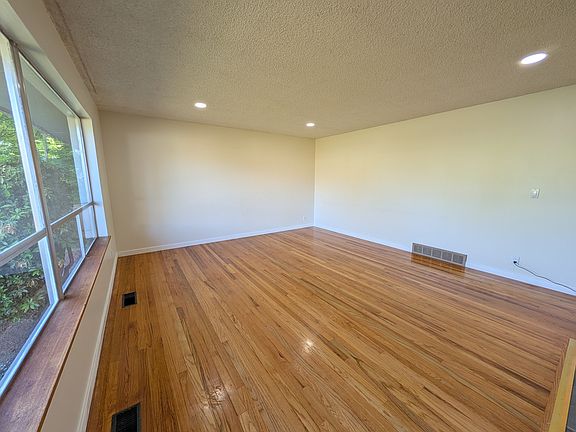5th image of 16003 5th Ave NE #A