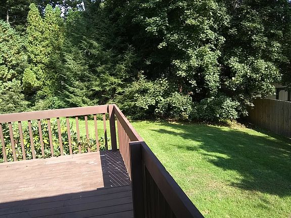 3rd image of 11 Oak Manor Ln