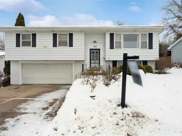 225 31st St NW, Cedar Rapids, IA 52405