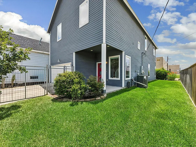 304 Hogan St — Photo 6