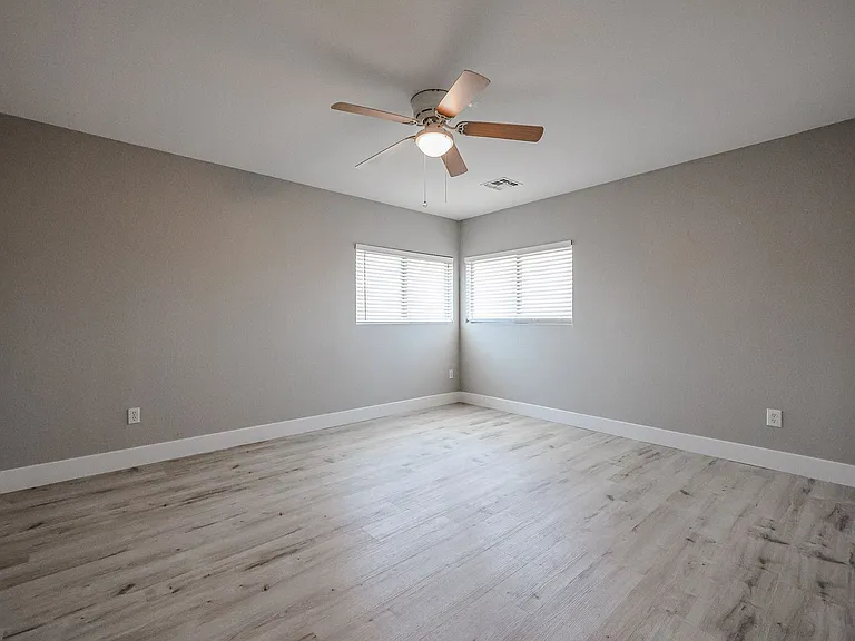 3385 E Longhorn Dr — Photo 25