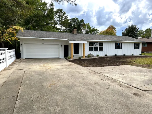 904 E Savidge St, Spring Lake, MI 49456
