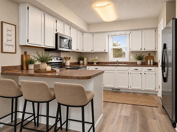 2nd image of 2992 Warwick Loop