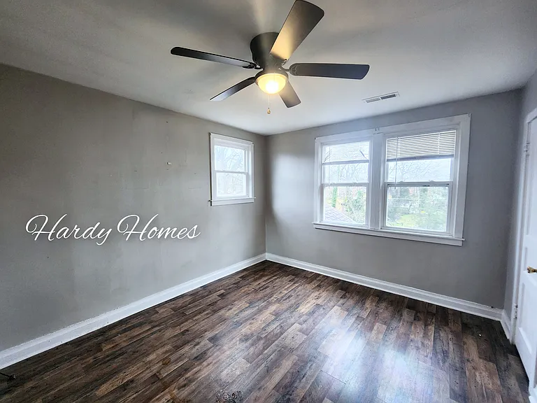 303 E 6th St #B — Photo 5