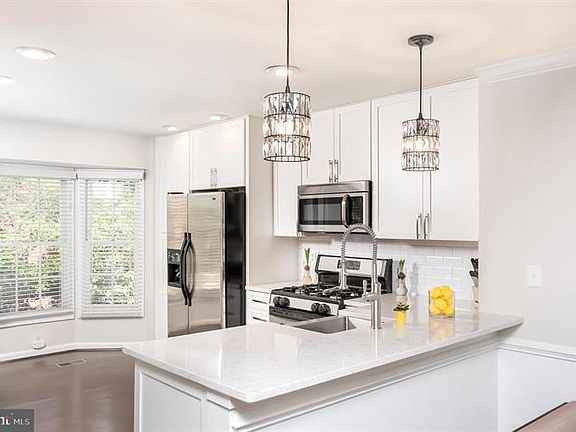 3rd image of 6315 Crooked Oak Ln