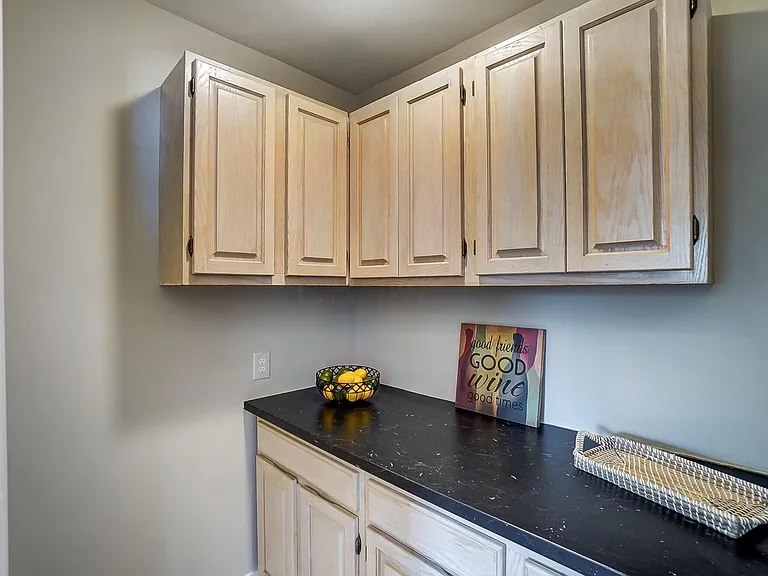147 Whitethorne Ave — Photo 9