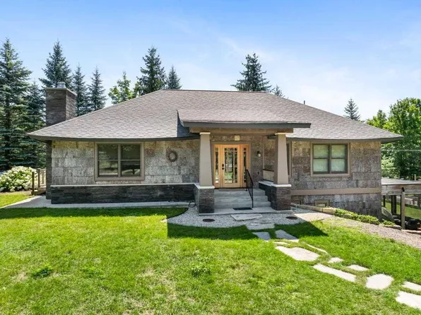 5546 Valley Rd, Alanson, MI 49706