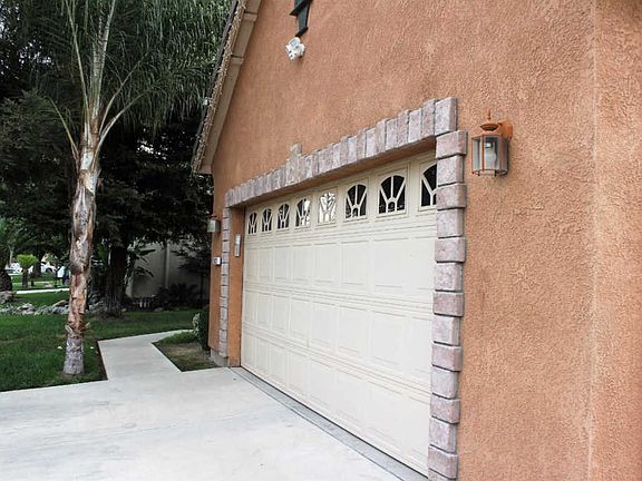 3rd image of 2531 E La Vida Ave