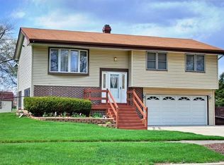 190 Lakeview Ln, Bloomingdale, IL 60108