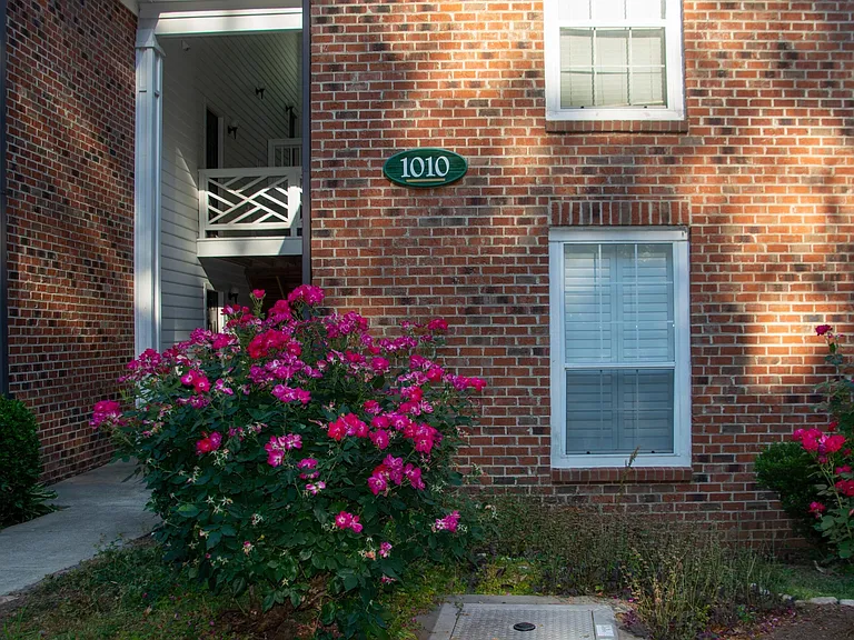 1010 Kingswood Dr #G — Photo 4