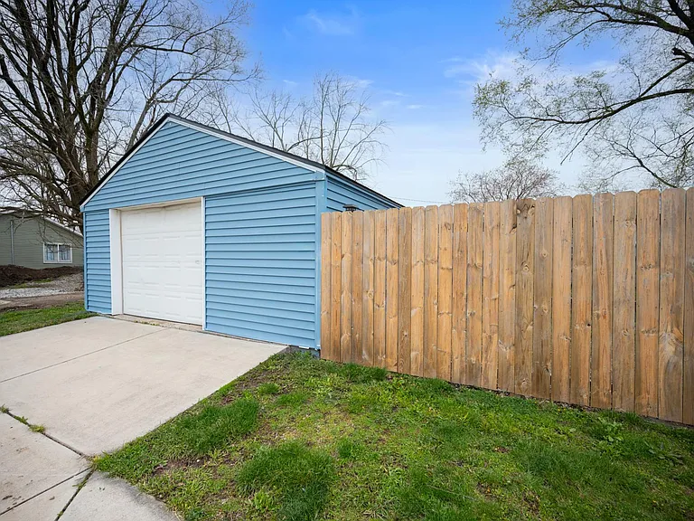 1601 N Webster St — Photo 14