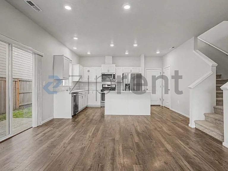 555 Stoller St — Photo 9