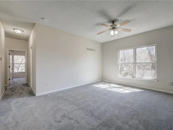3301 N 103rd Ter, Kansas City, KS 66109