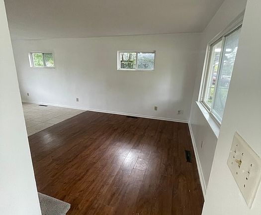4th image of 2394 Brentnell Ave