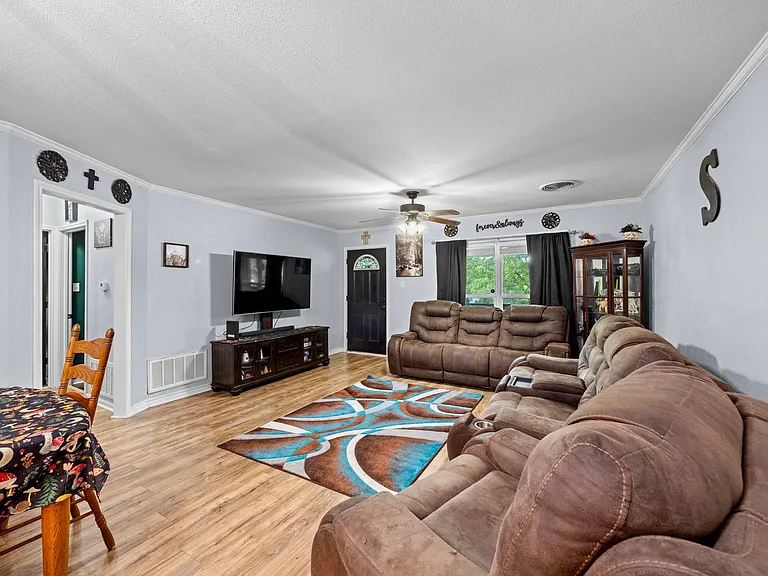 70 Sue Ann Dr — Photo 16
