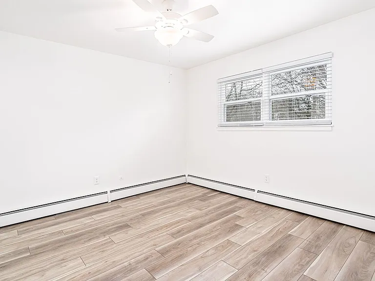 Lindsay Court Apartments — Photo 18