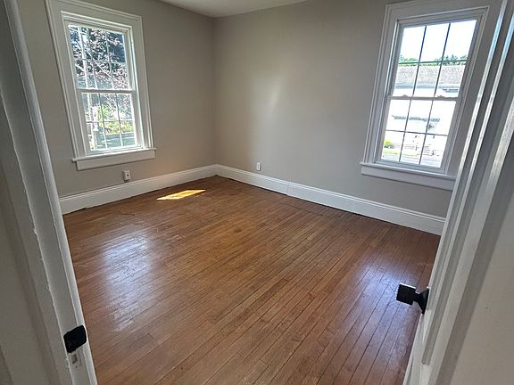 3rd image of 44 Oxford Rd