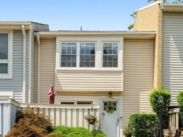 7942 Bentley Village Dr #33A, Springfield, VA 22152