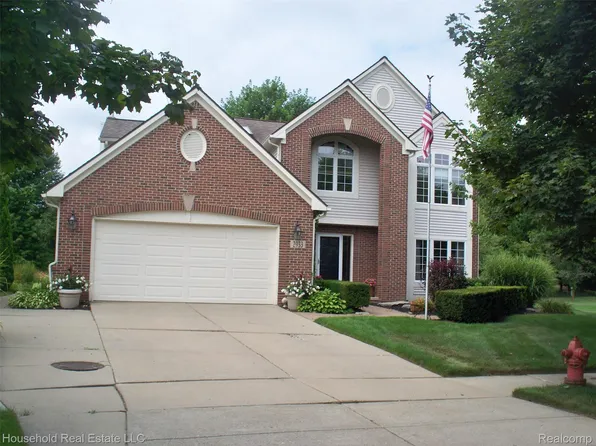 2933 Augusta Dr, Commerce Township, MI 48382