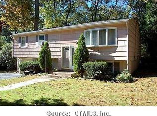 15 Ledgewood Dr, Gales Ferry, CT 06335