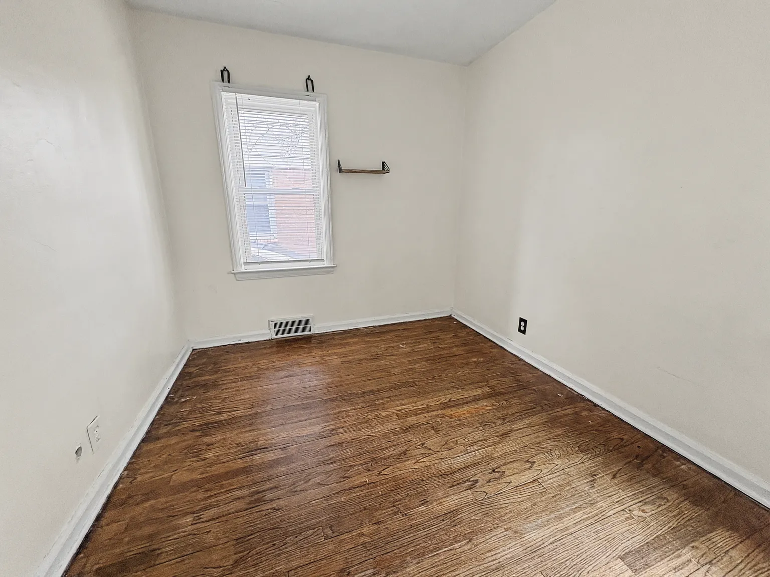 4 bed, 3920 sqft, $1,400 — Photo 2