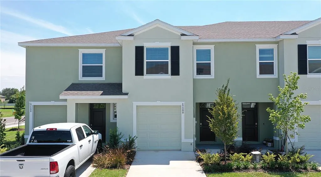 3 bed, 2.5 bath, 1673 sqft, $2,300 — Photo 1