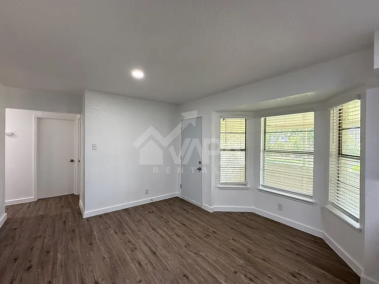 4126 Valleyfield St — Photo 9