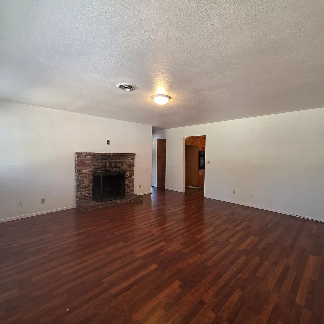 3 Bed 1.5 House With Fenced Yard — Photo 4