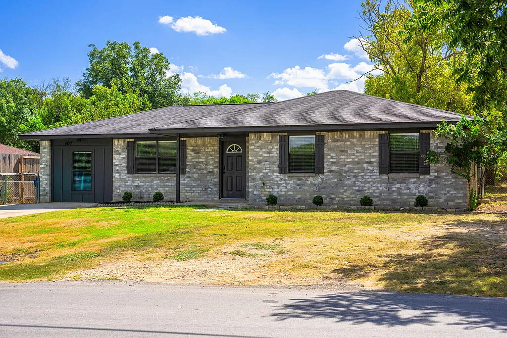 4 bed, 1400 sqft, $2,600 — Photo 1