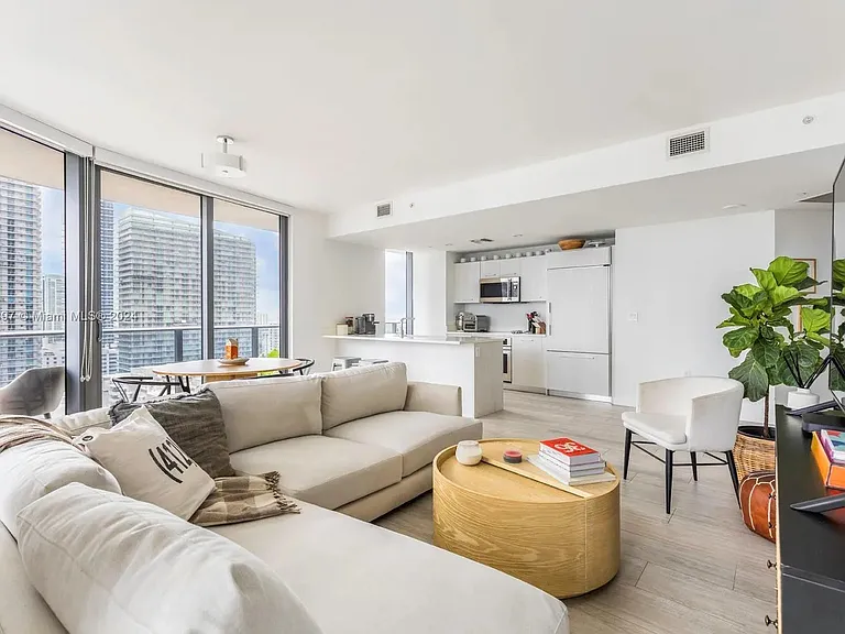 45 SW 9th St #2103 — Photo 3