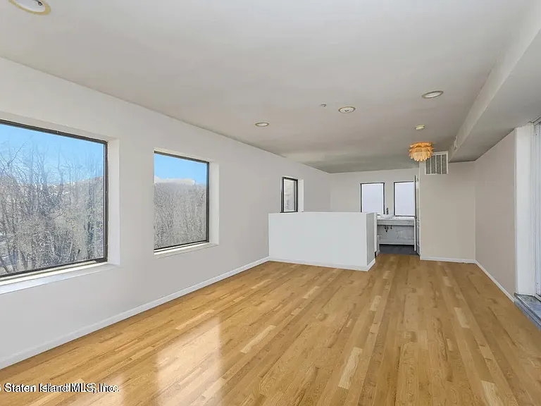 703 Bay St — Photo 8