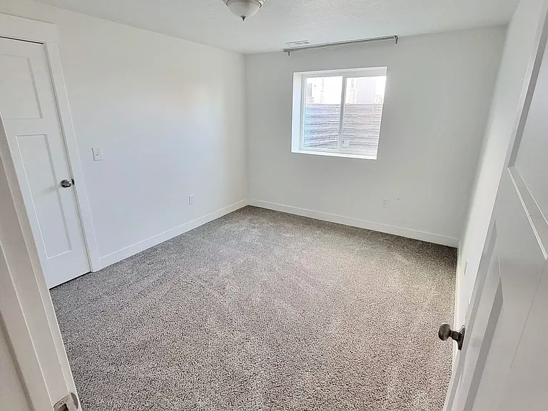 2496 W Glover Ln — Photo 5