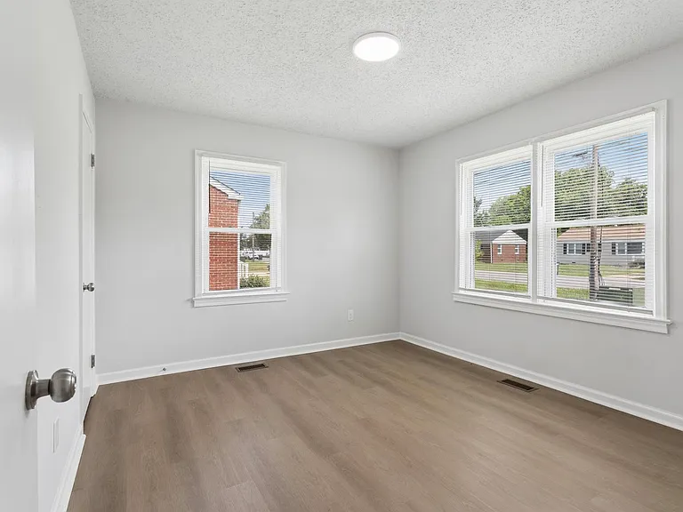 1815 Canterbury Rd — Photo 15