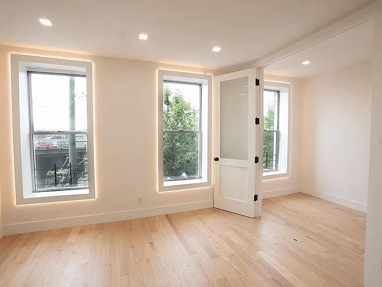 559 Clinton St #3 — Photo 2