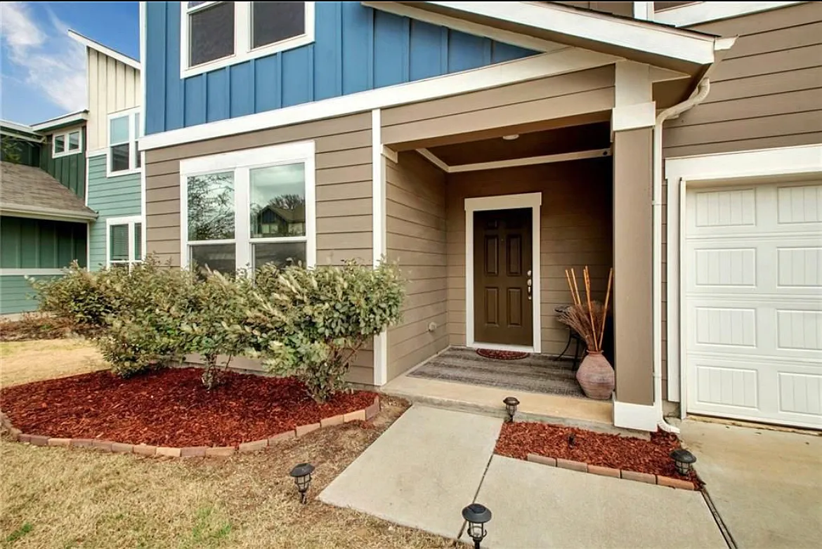 5 bed, 2612 sqft, $2,900 — Photo 2
