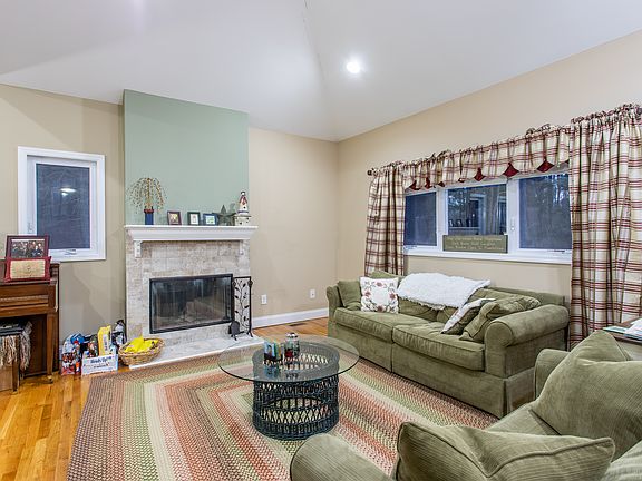 5th image of 10 Seneca Dr