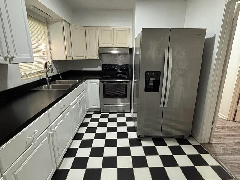 1514 W 5th St — Photo 2